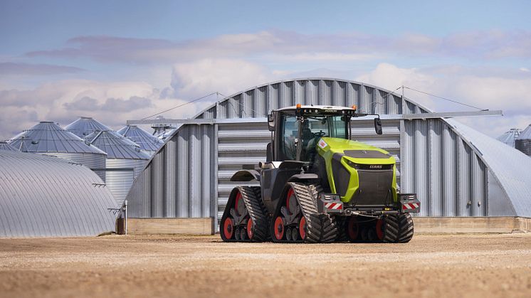 Den nya XERION 12-serien med upp till 653 hk, 3100 Nm, nya TERRA TRAC-larvband, fyrpunktsfjädrad hytt med perfekt sikt runtom och hydraulisk effekt på upp till 537 l/min: styrka är mer än kraft!