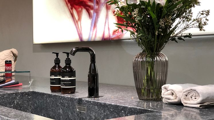 Holzweiler har et mål om å bidra til smittevennlig handel i fremtiden, og har derfor installert GROHE Essence berøringsfri servantkran i sine nye lokaler på Fornebu.