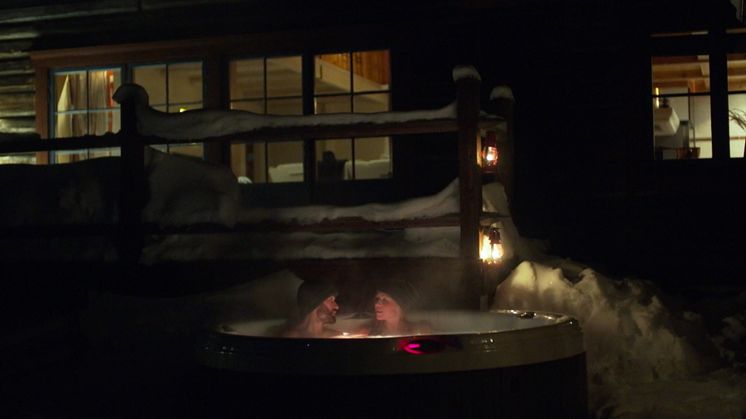 FryksasChalet_RelaxHotTub_photoJuliusAspman_VisitDalarna
