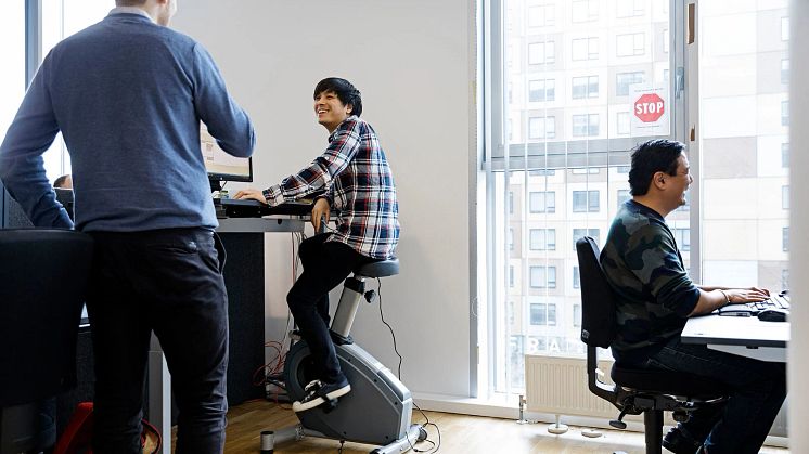 Nestlé Danmark er en af de danske virksomheder, der gør mest for medarbejdernes sundhed og motion. Man må fx motionere i arbejdstiden eller have sin hund med på arbejde. Her cykler Raymond Tse ved sit skrivebord. (Foto: Søren Svendsen) 