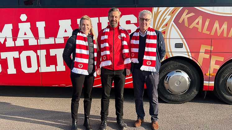 Jennie Glantz, sälj- och marknadschef Bergkvarabuss, David Måsegård, klubbchef Kalmar FF och Jörgen Ingvarsson, affärschef öst skolskjuts- och beställningstrafik Bergkvarabuss - framför Kalmar FF's spelarbuss.