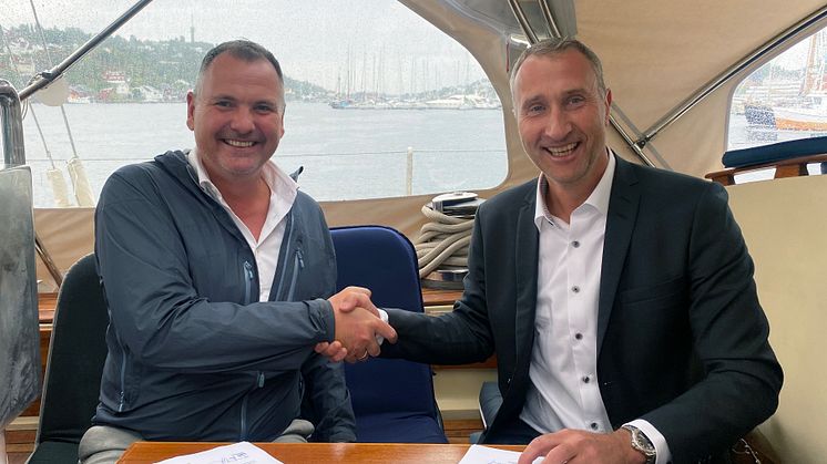 Bjørn Arve Ofstad (t.v.) og Ståle Rød signerte avtalen under Arendalsuka. 