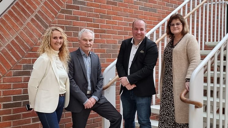 Representanter från säljaren Folkets Hus Borlänge Ekonomisk förening samt Ekman Hotels. Från vänster Catrin Lindblad(FH), Ulf Sonesson (FH), Patrik Ekman (Ekman Hotels) samt Pia-lena Andersson (FH)