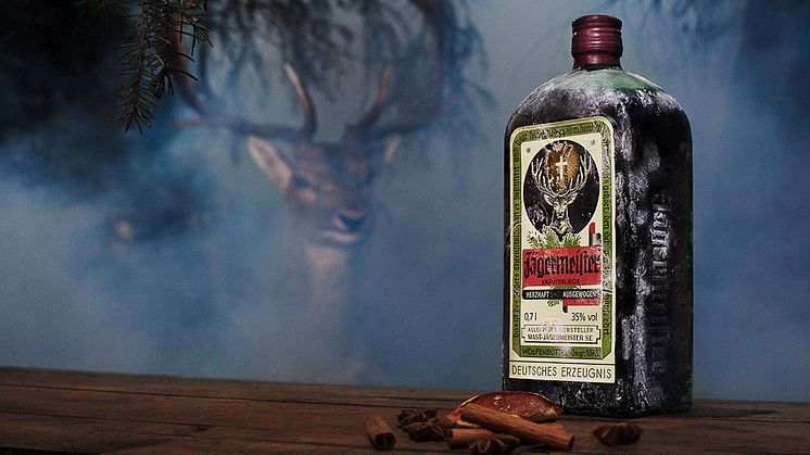 Jägermeister firar 35 år i Sverige - lanserar retro flaska från 1935