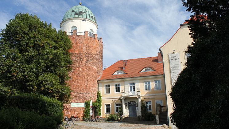 Burg Lenzen, das Besucher- und Tagungszentrum im Herzen des Biosphärenreservates Flusslandschaft Elbe-Brandenburg, liegt erhöht an der brandenburgischen Elbtalaue. Foto: TMB-Fotoarchiv/Regina Zibell.
