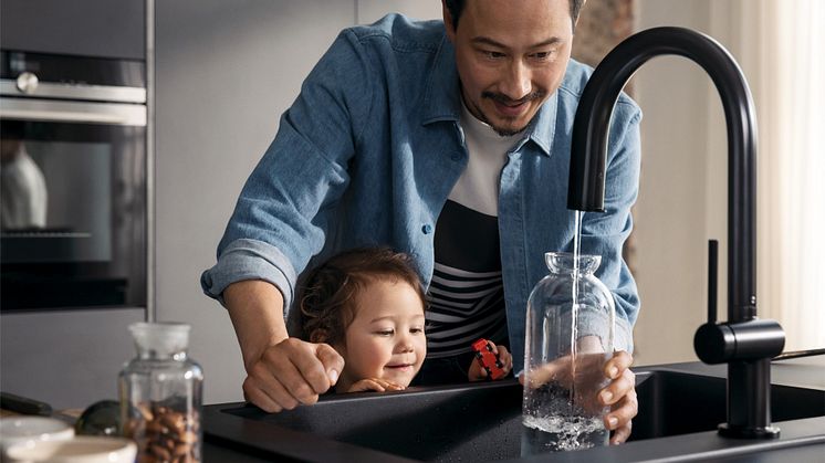 Med det nye køkkenarmatur Aqittura M91 fra hansgrohe bliver hverdagen lidt nemmere. Vælg mellem forskellige filterpatroner, der renser vandet og tilsætter mineraler. For endnu mere komfort og valgfrihed: SodaSystem med brus og afkøling.