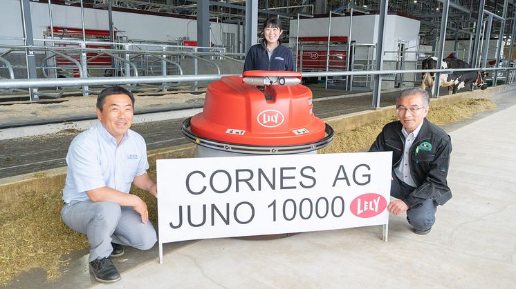 Cornes AG Corporation, Lely-distributøren i Japan, installerte Juno fôrskyver nr. 10.000.