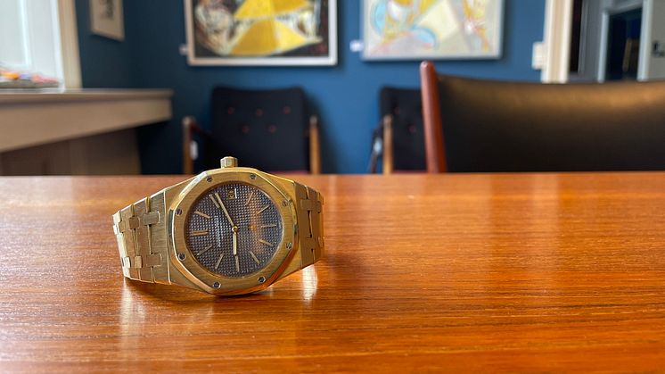 Audemars Piguet. Armbåndsur af 18 kt. guld. Model Royal Oak, ref. 5402BA på bord