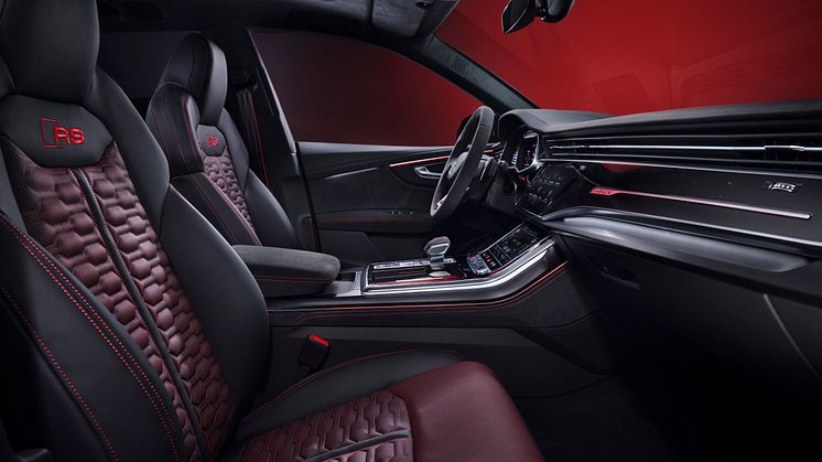Audi RS Q8 performance (Chilirød metallak)