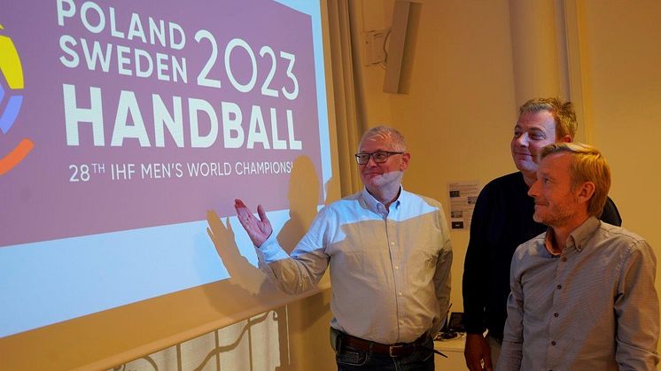 Kristianstad blir en värdstad för VM i handboll 2023. På bilden (från vänster): Anders Olsson, planeringsstrateg, Pierre Månsson (L), kommunalråd, och Henrik Fröberg, VD för Kristianstad Arenabolag. 