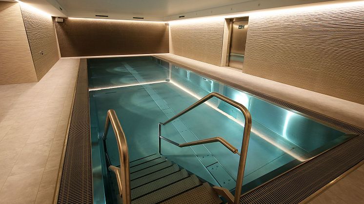 Pool im Wellnessbereich mit integrierter Sauna 