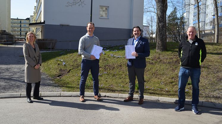 Nya stadsdelskontoret Spånga-Tensta ligger centralt i Tensta. Från vänster: Adela Pedersen, projektchef och Pawel Missuna, vd Betonmast Stockholm AB och Karl Frisell, chef nyproduktion samt Kenneth Lindahl, projektledare Micasa Fastigheter.
