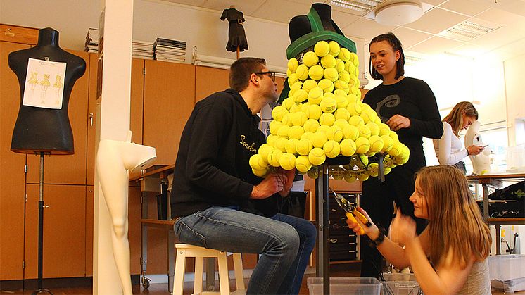 Textil Design-eleverna på Nicolaiskolan i Helsingborg färdigställer tennisbollsklänningen tillsammans. I bild från vänster till höger Elias Rosdahl, Malena Ohlsson, Embla Chrona (sitter ner), Melissa Eriksson.