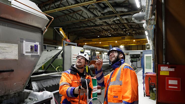 Valmetin Rautpohjan STC-hallissa valaistusta ja ilmanvaihtoa uusittiin energiatehokkaammaksi. Aren Tuomas Hokkanen (vas.) ja Saku Eskelinen käyvät läpi kokonaisuutta. 