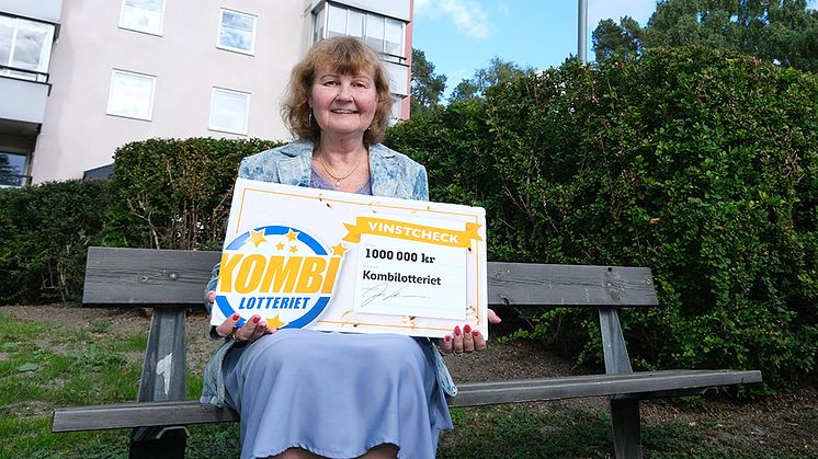 Tuula umgås gärna med sin familj och träffar ofta sitt lilla barnbarn. Annars gillar hon att sticka och lösa korsord.