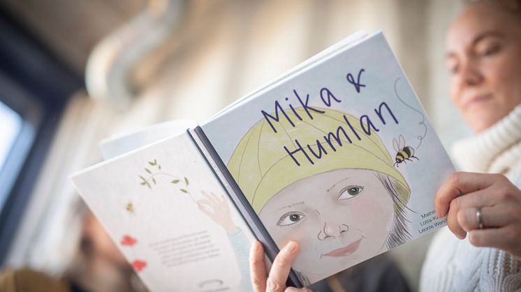 Mika och Humlan visar genom vardagens små äventyr hur det lilla faktiskt kan göra stor skillnad.