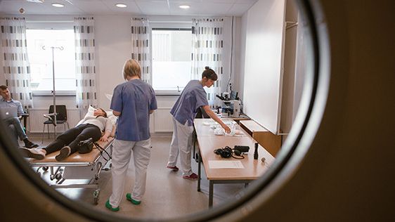 Utländska läkare genomgår ett praktiskt prov. Foto: Mattias Pettersson