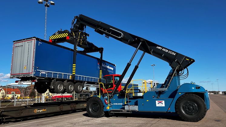 Ny reachstacker från Konecranes ska effektivisera den ökade intermodala trafiken i Trelleborgs Hamn