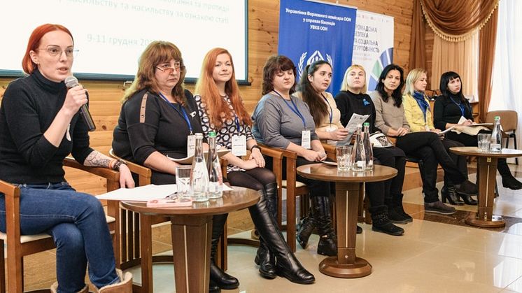 Representanter från organisationen Slavic Heart talar under ett FN-forum i Volnovakha, Donetsk