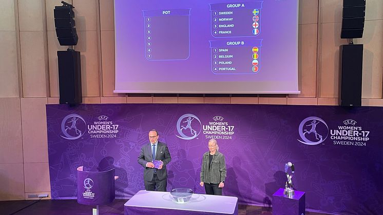 David Gough från Uefa och Victoria Sandell, tidigare landslagsspelare, under lottningen av Europamästerskapet för flickor -17 i Stadshallen den 26 mars. Foto: Mickael Möller, Visit Lund