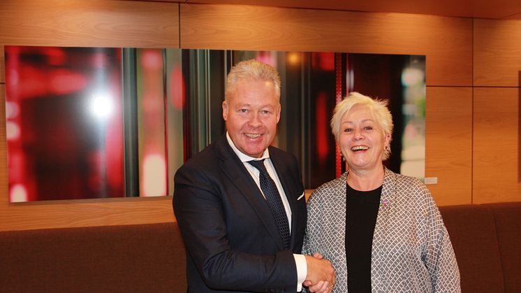 Helge Leiro Baastad, konsernsjef i Gjensidige,  og Anne Lise Ryel, generalsekretær i Kreftforeningen.