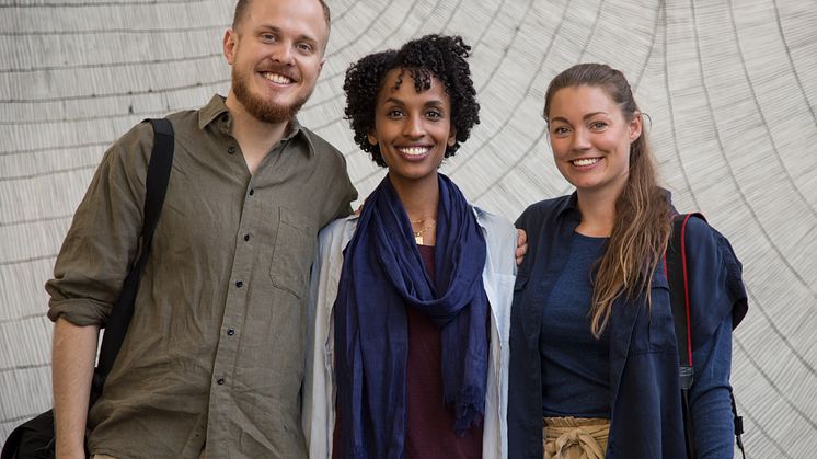 REPORTERE: f.v Olle Öberg, Monna Abdela Ali, og Marianne Bergseth reiste jorden rundt med KLM.