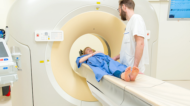 En röntgensjuksköterska röntgar en patient. 