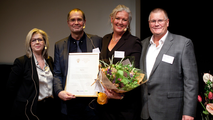 Från vänster: prisutdelare Ann-Mari Finemang, Vinnova, Tony Davidov, Martina Wettin och Kenneth Davidov, BipOn AB