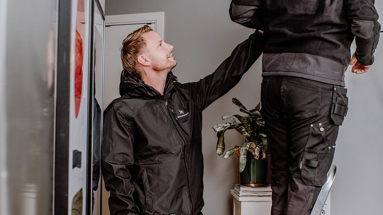 Nu genomför Wallenstam en skräddarsydd nano-utbildning för sina partners inom fastighetsskötsel. Utbildningen bygger på digitala lektioner på 3-5 minuter vardera med fokus på kundvård och bemötande. 