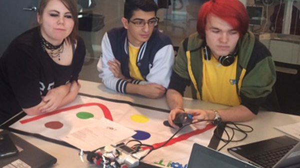 TCS lär högstadieelever att programmera med hjälp av smarta robotar
