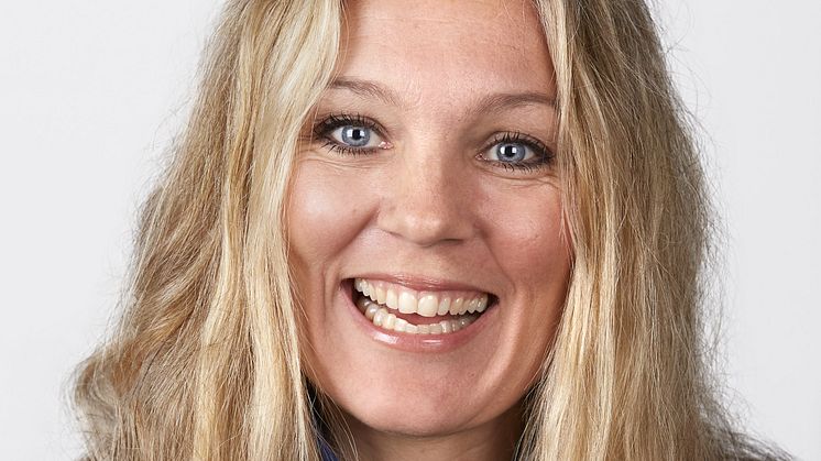 Eldrid Johansen er forfatter, sanger og skuespiller. Hun brenner for litteraturformidling til barn og unge, og jobber aktivt for Den kulturelle skolesekken. "Fra du så meg" er hennes andre bok for ungdom. Foto: Tanja Steen
