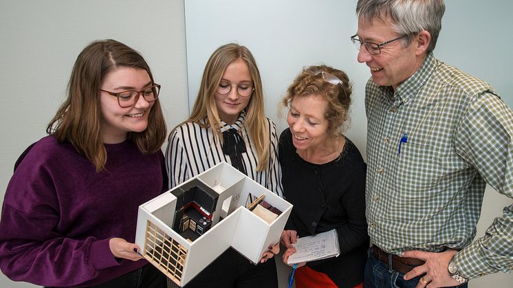 Gabriella Holubec och Julia Lundgren visar sitt lägenhetsförslag för LKFs byggprojektledare Anna Medin och VD Håkan Ekelund. 