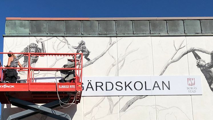 Stina Folkebrant målar i solskenet i Sandared