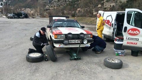 Audi 80 får skiftet hjul og dæk (foto Per Brodersen)