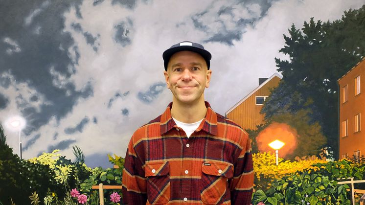 Andreas Glad framför en av tre helt nya målningar som snart visas på Sörmlands museum. Konstnären arbetar med måleri i stort format och miljöerna i hans målningar är ofta avfolkade. Bilderna blir ett slags porträtt av människan i sin frånvaro. 