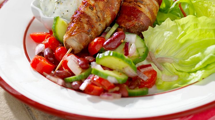Färsspett med tzatziki och bönsallad