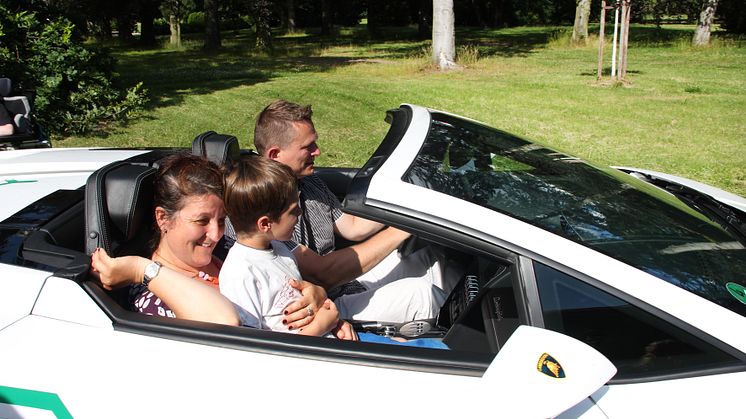 Ein aufregender Nachmittag im Bärenherz: Kinder mit Dr. Schuh im Lamborghini unterwegs