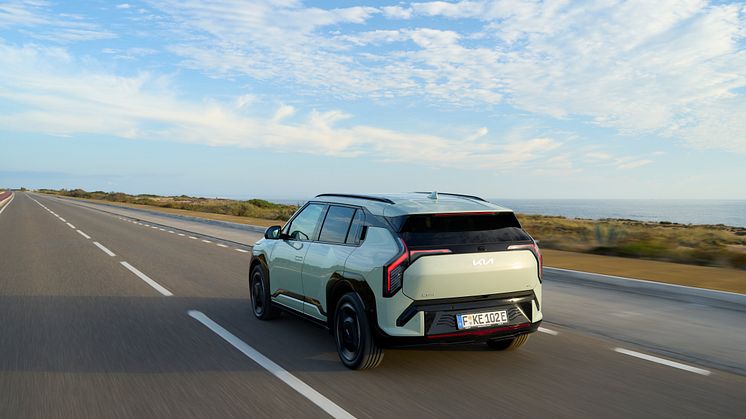 kia-ev3-gtline-aventurine-green-dynamic-hires-008.jpg