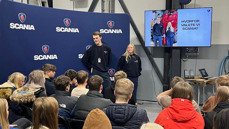 100 ungdomsskoleelever fra nærområdet besøkte nylig Scania Leknes, som holdt åpnet hus. To medarbeidere fra Scania Tromsø, mekaniker Emil Nymark Jakobsen, og Emilie Sigvartsen, utplasseringselev, holdt foredrag om karrieremuligheter i Scania.