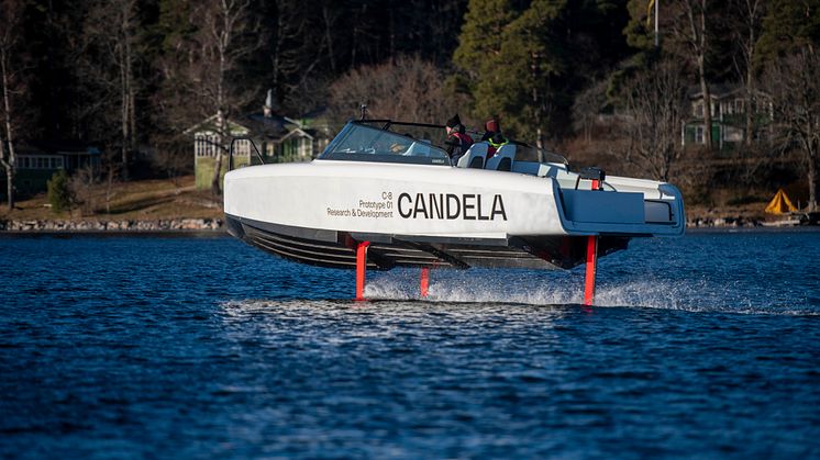 Candela C-8 flyger utanför Lidingö på sin premiärtur. Med över 100 beställningar är Candela C-8 den bästsäljande elbåten i Europa. Den är designad för massproduktion och tillverkas på Lidingö.