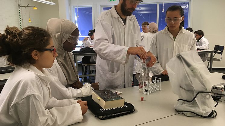 Elever och lärare från Erlaskolan Södra på "NO-labb".