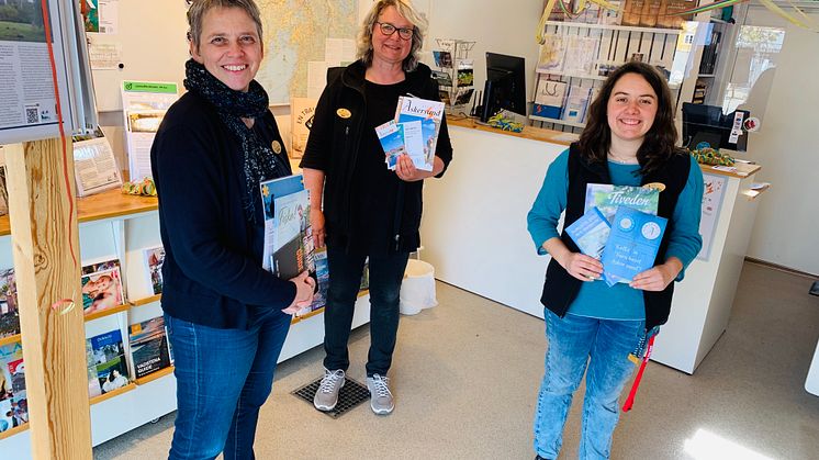 Claudia Lewandowski, Kersti Beck-Larsson och Lea Rauch laddar inför en sommar där fokus ligger på ”Hemester”. Foto: Askersunds kommun