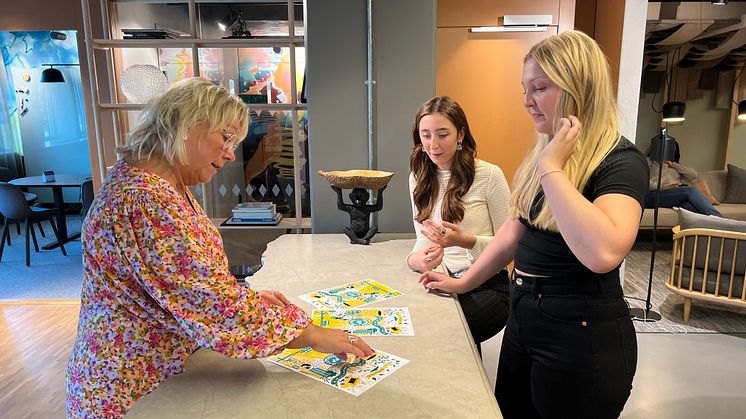 Sari Isberg, relationsförvaltare på Stena Fastigheter. I år har hon fått flera nya kollegor med samma titel, som ett led att stärka det sociala hållbarhetsarbetet ytterligar Här tillsammans med två sommarjobbare som arbetat som sk förändringsagenter.
