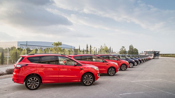LANG REKKE: Alle disse 24 nye Ford Kugaene skal kjøres i karavane mer enn 5000 kilometer tvers igjennom Europa helt til Nordkapp.