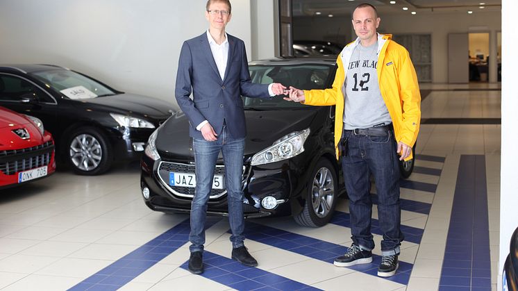 Artisten Petter kör Sveriges första Peugeot 208!