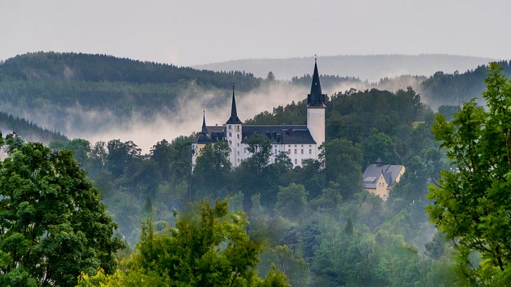Neuhausen_Erzgeb._Neuhausen_Erzgeb._Schloss_Purschenstein_bei_leichtem_Nebel.jpg