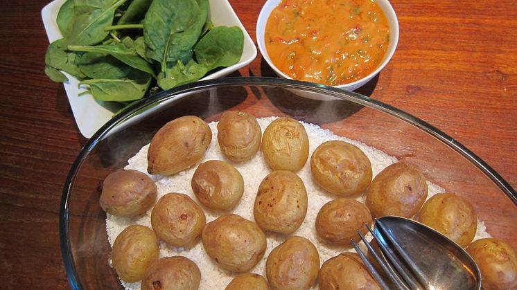 Saltbakad potatis med röd aioli