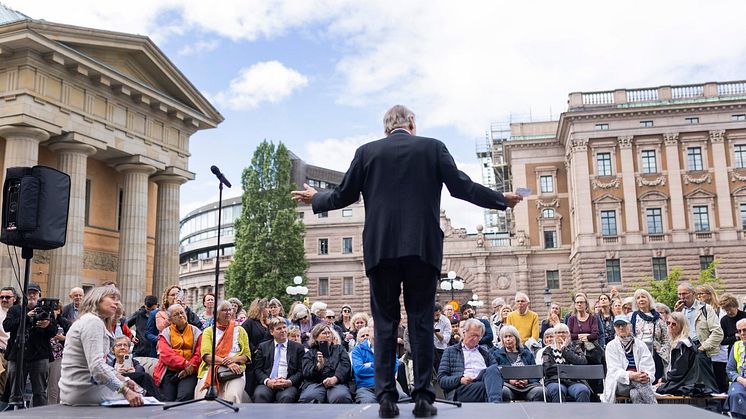 Jan Eliasson invigde Marit Törnqvists installation "Den stora saknaden" på Mynttorget, internationella flyktingdagen 20 juni 2022. Foto Melker Dahlstrand.