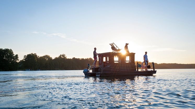 Ein großes Vergnügen: Eine Floßtour wie hier auf dem Großen Wentowsee (TMB-Fotoarchiv/Yorck Maecke rent a floss)