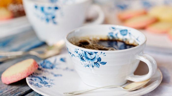 Nu blir det småkakor och nybryggt kaffe i Salong Gustav.